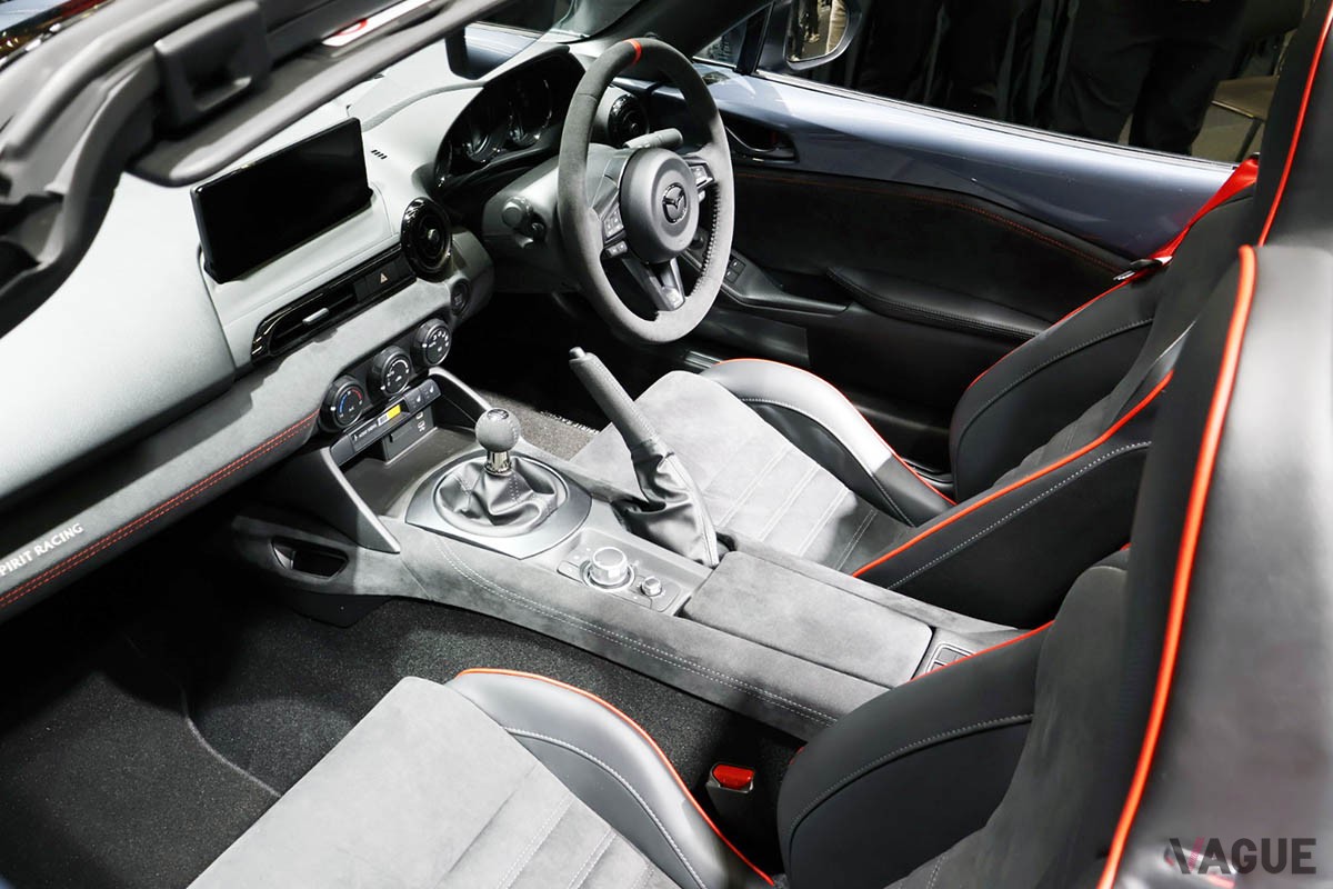 「マツダ・スピリットレーシング・ロードスター12R」のインテリア
