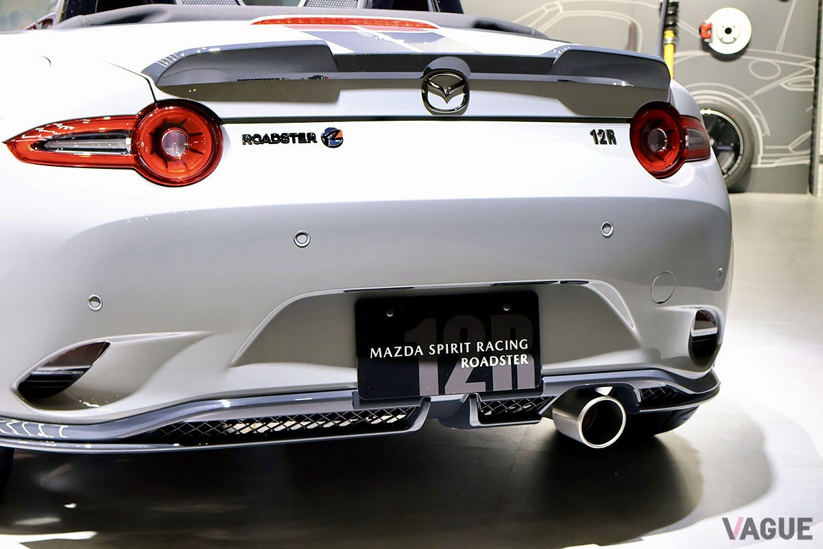 市販化を予定する「ロードスター」の特別モデル「マツダ・スピリットレーシング・ロードスター12R」を初披露