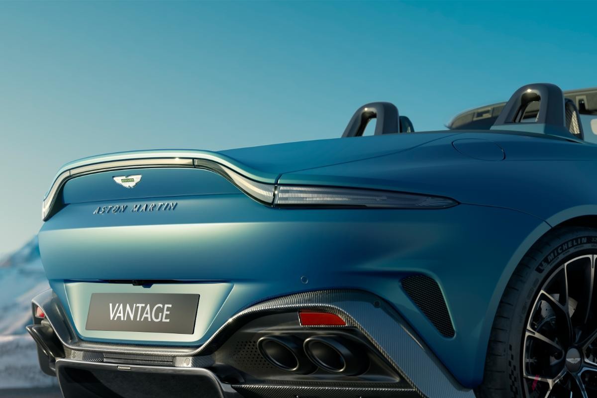 アストンマーティンは英国で新型「ヴァンテージ・ロードスター」を発表