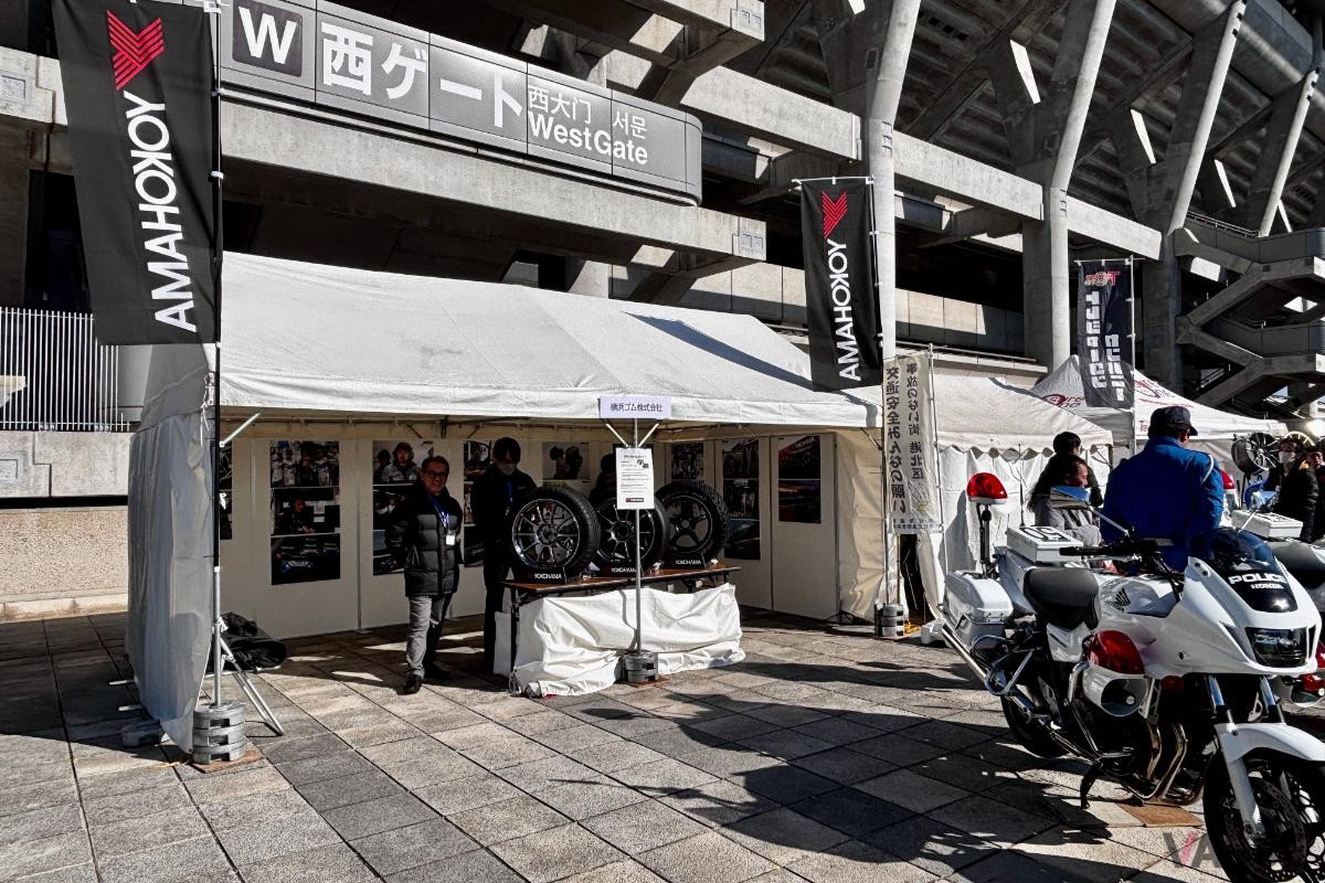 横浜ゴムブースでは、新商品と長年にわたりADVANタイヤと共に歩んできた近藤真彦氏の数々の秘蔵写真を展示