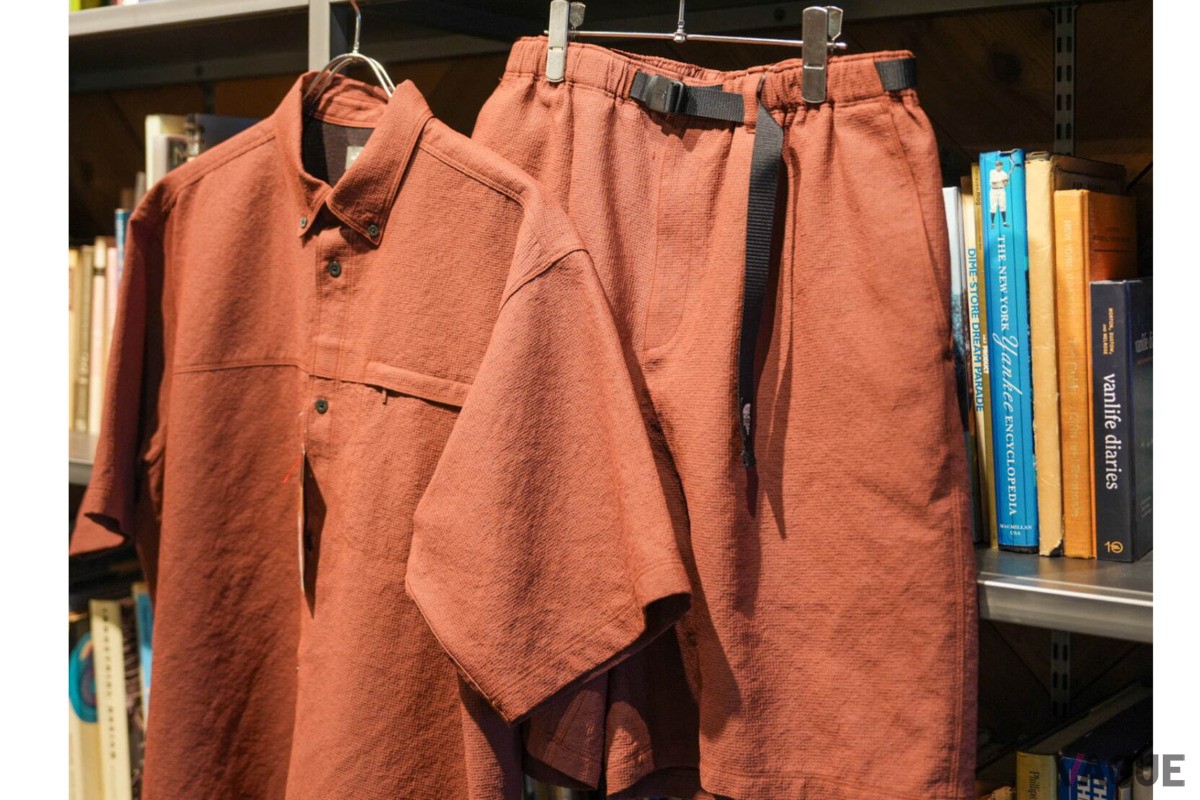 オーニング シャツ：1万8700円 ・オーニング ショーツ：1万6500円