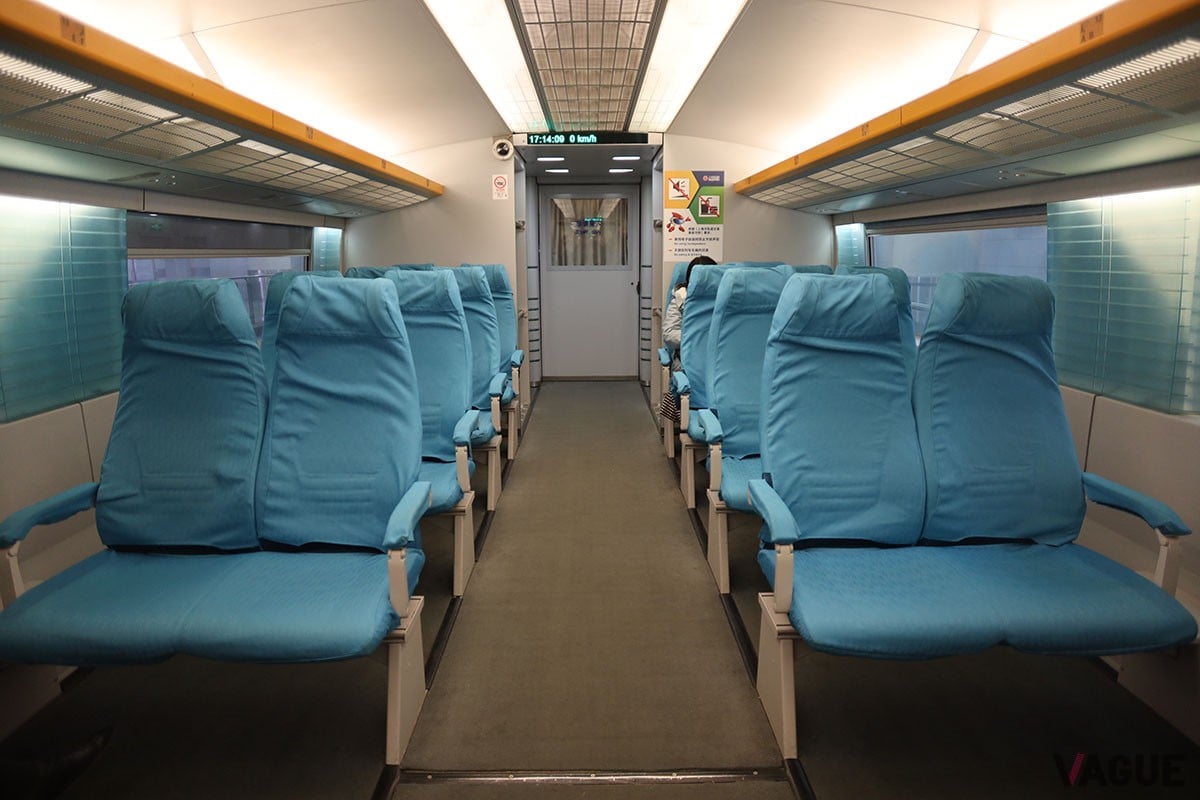 「上海トランスラピッド」の車内。日本の新幹線などと比べるとシートはかなり簡素だ