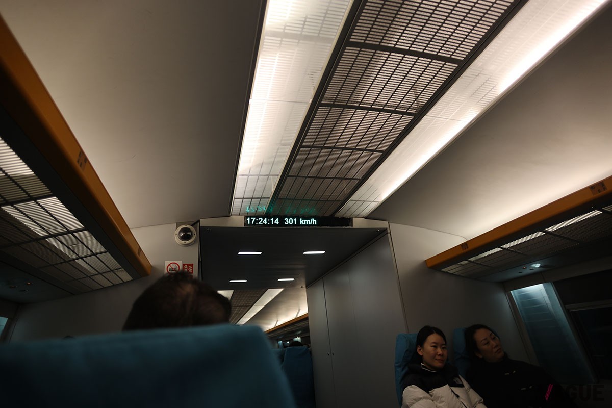 上海トランスラピッドの車内。近年では最高300km／hへと制限されている
