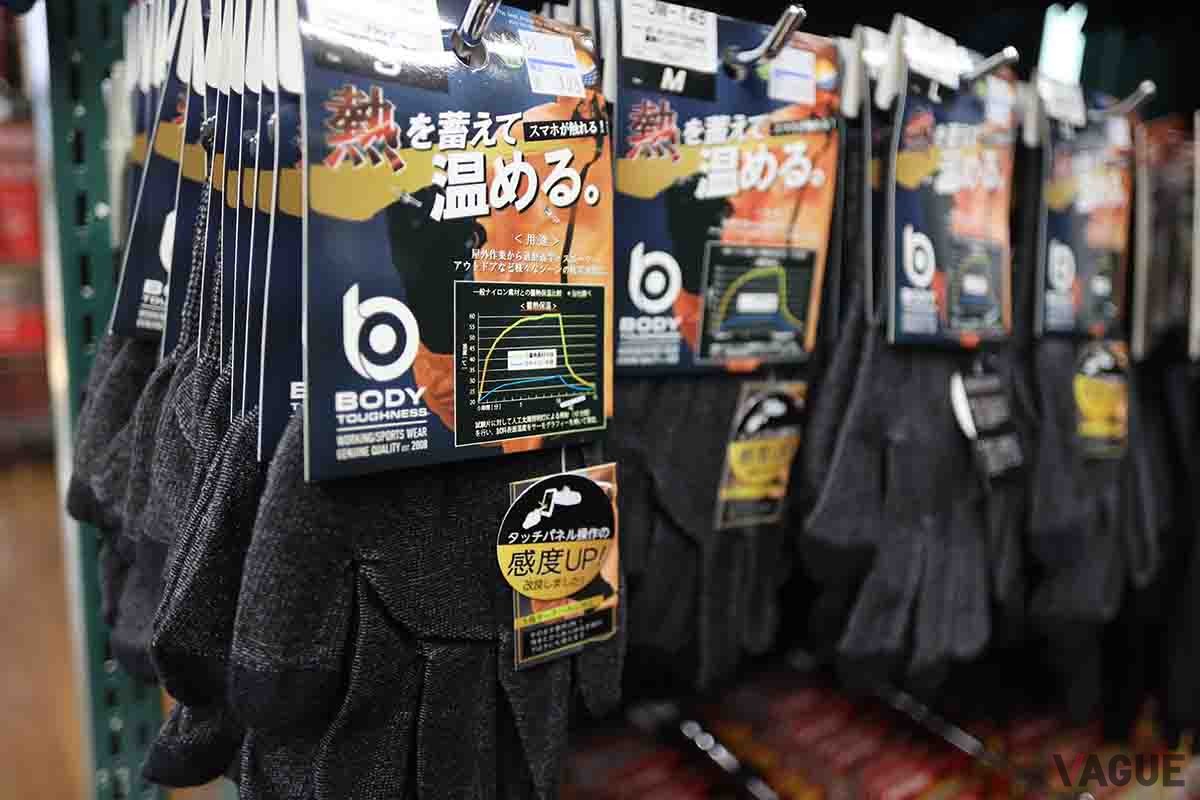 バイク用品店で陳列されている多数のインナーグローブ。電熱グローブと並び人気の商品だ
