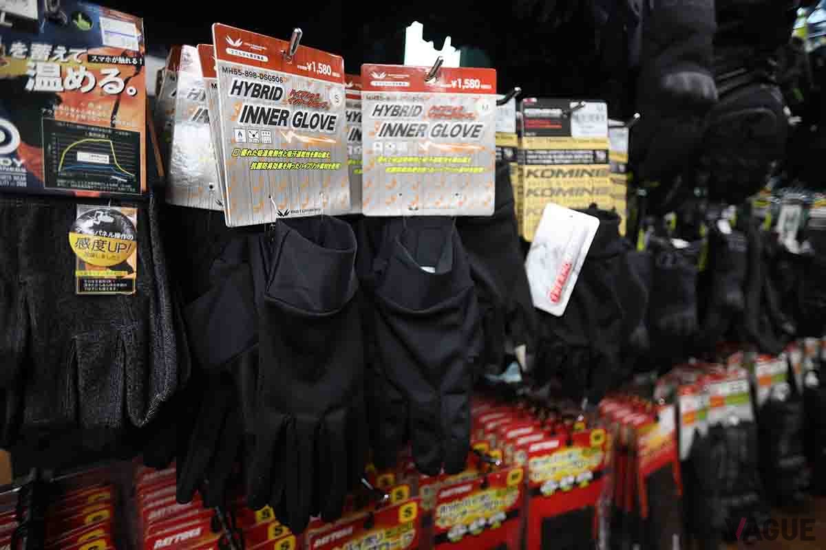 バイク用品店で陳列されている多数のインナーグローブ。電熱グローブと並び人気の商品だ