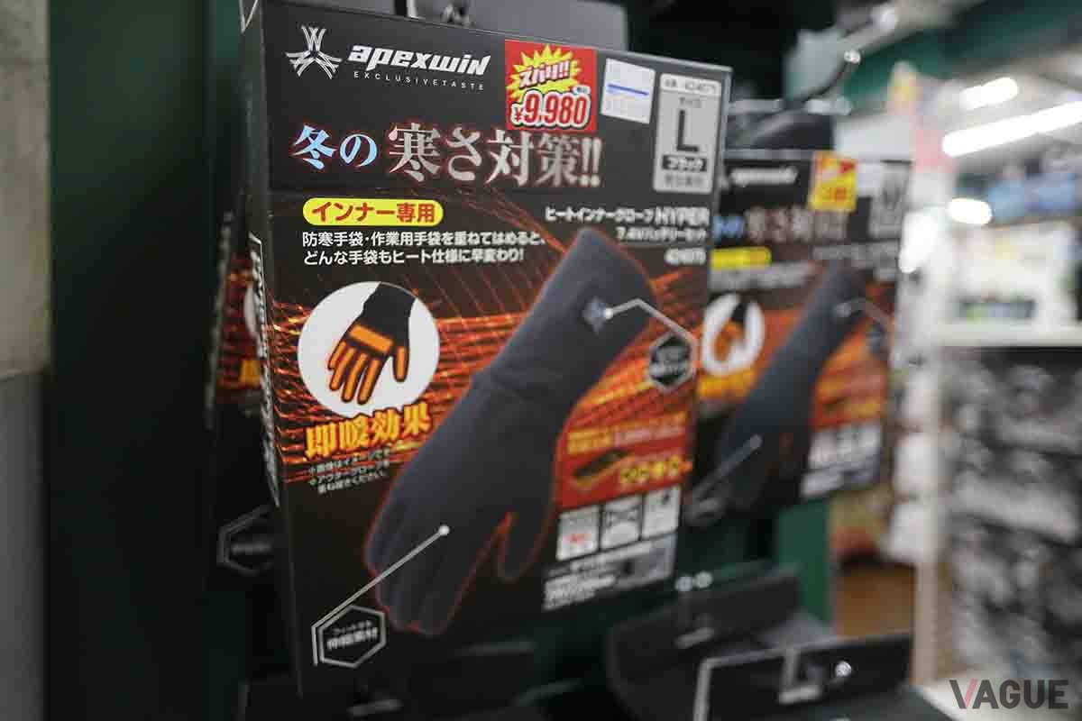 バイク用品店で陳列されている多数のインナーグローブ。電熱グローブと並び人気の商品だ