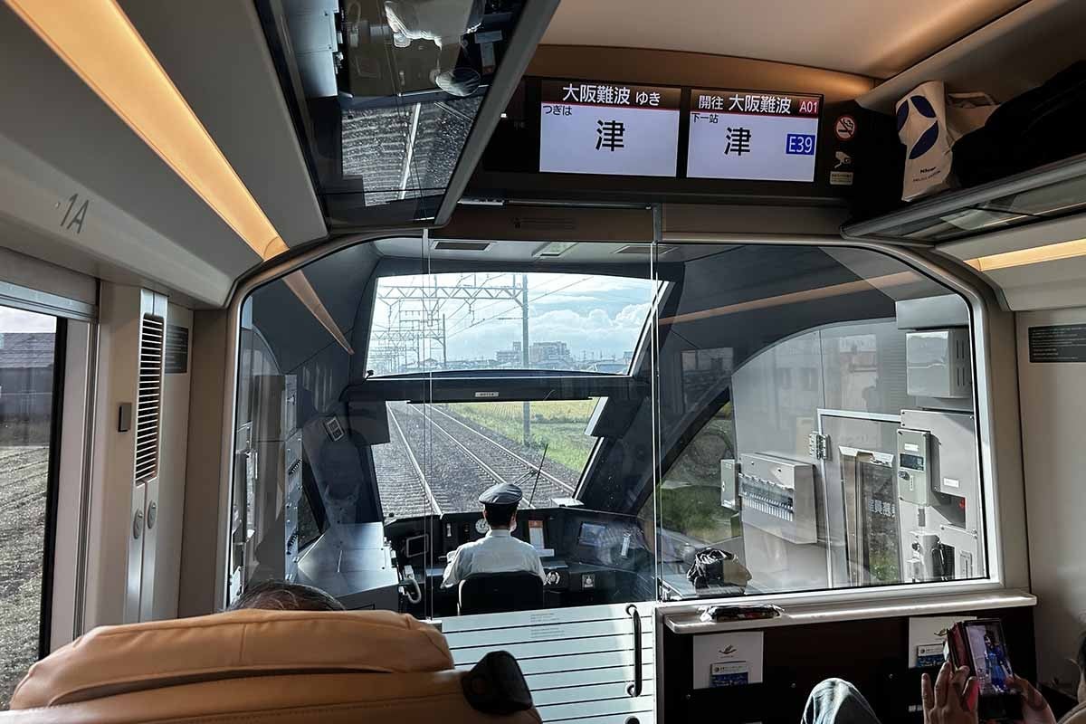 近鉄特急「ひのとり」プレミアムシートの車窓