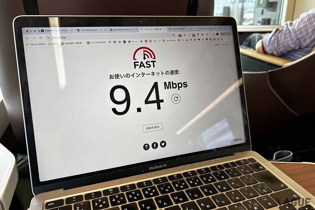 近鉄特急「ひのとり」はフリーWI-FIも飛んでいるのでパソコン仕事も可能だ
