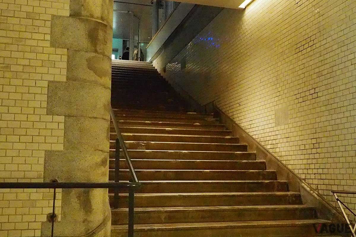「マーチエキュート神田万世橋」にある歴史的な遺構階段。旧万世橋駅建造当時のままの階段だ