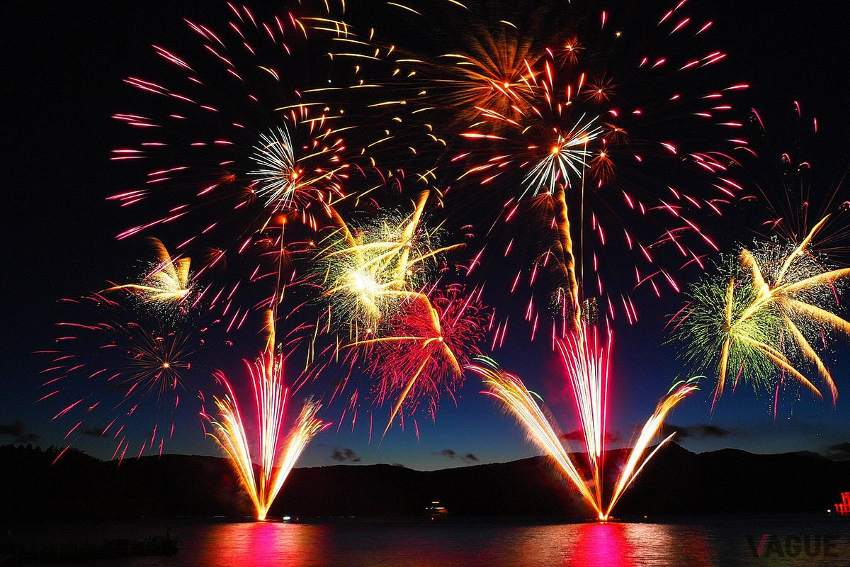 芦ノ湖で行われた花火大会の様子