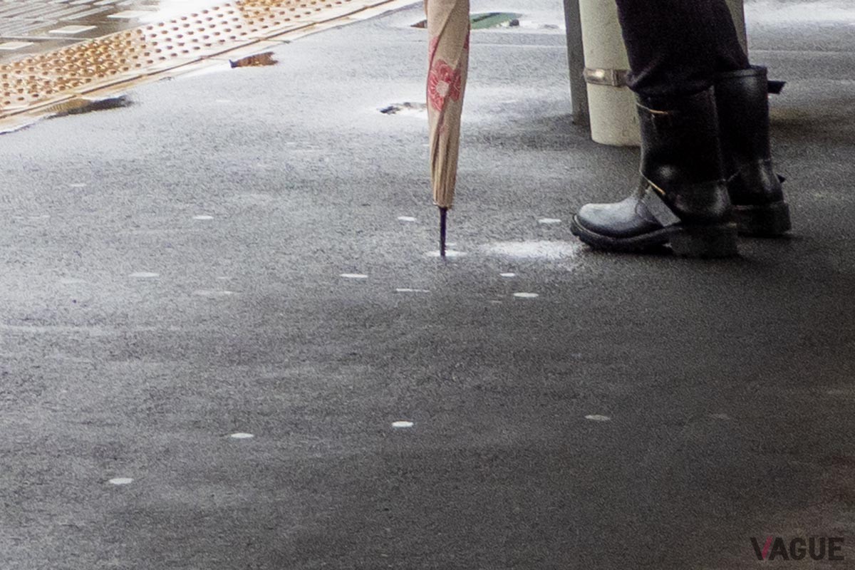 傘の持ち方、置き方、周囲への気を配るべき「傘マナー」