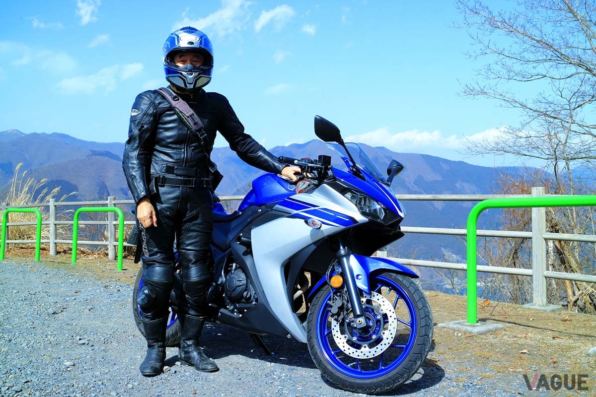 防寒への備えは必須。なるべく風を通さないライダースジャケットなども