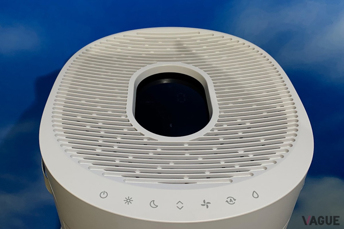 天面からも給水可能な2Wayリフィル。これは便利！ディスプレイは部屋の湿度と温度の確認が可能で、アプリのほか、手前のパネルでも操作ができます。