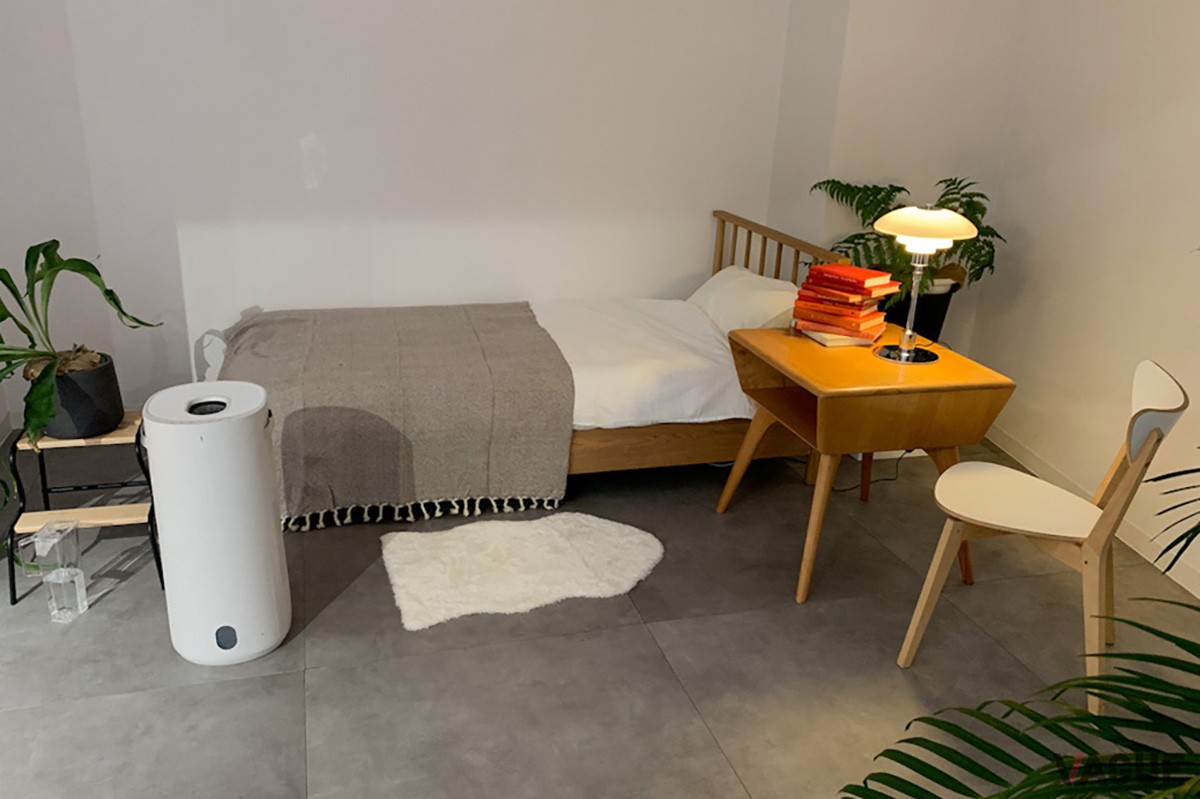 直径30cmくらいの円柱型で高さが約70cmありますが、部屋に設置されていてもそれほど気にならない大きさです。