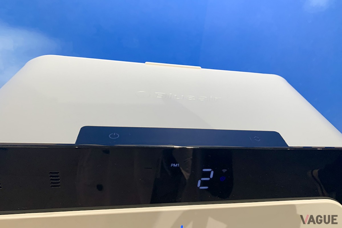 見やすい前面ディスプレイは、空気の状態を5色のLEDでお知らせしてくれます。