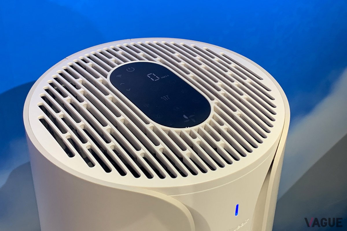 天面のデザインは「Blueair 2-in-1」と似ていますが、コチラは天面からの給水はできません。操作方法は、アプリとリモコンと、ディスプレイをタッチ。