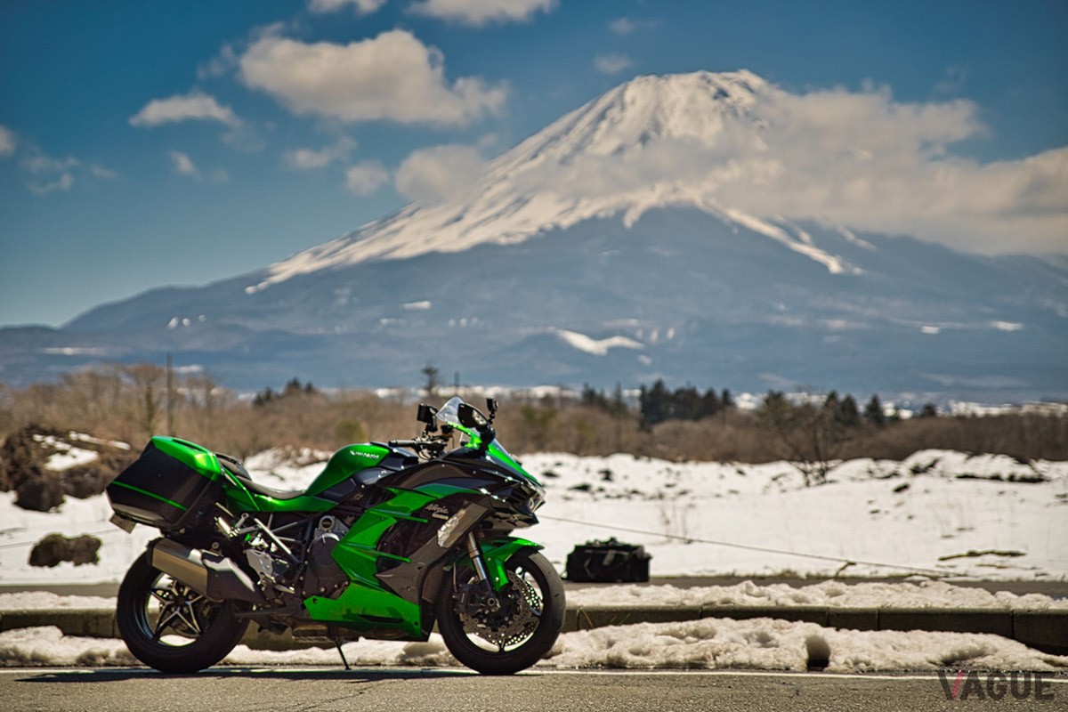 冬ならではの雄大かつ壮麗な景色が自由に堪能できるのも大きな魅力のひとつ