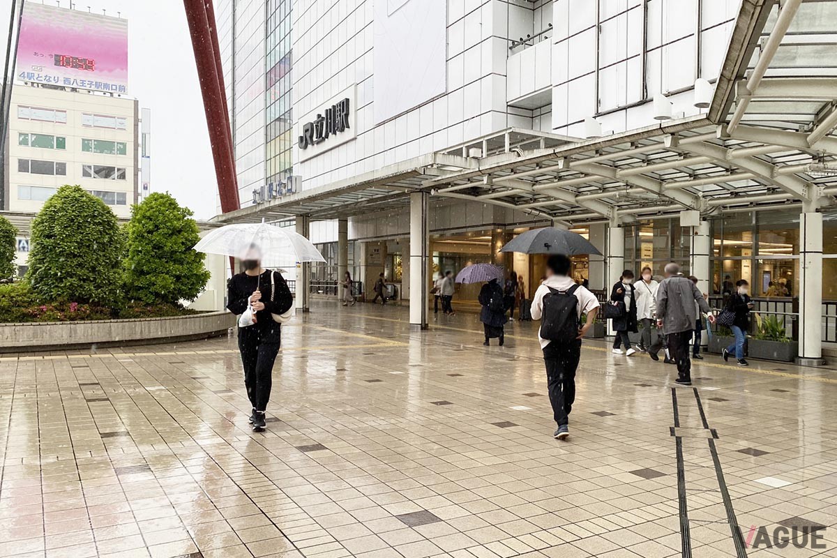 傘の持ち方、置き方、周囲への気を配るべき「傘マナー」