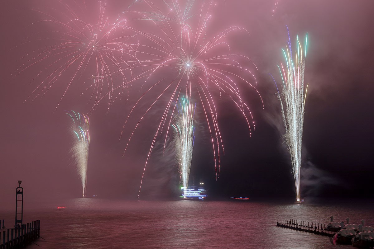 芦ノ湖で行われた花火大会の様子