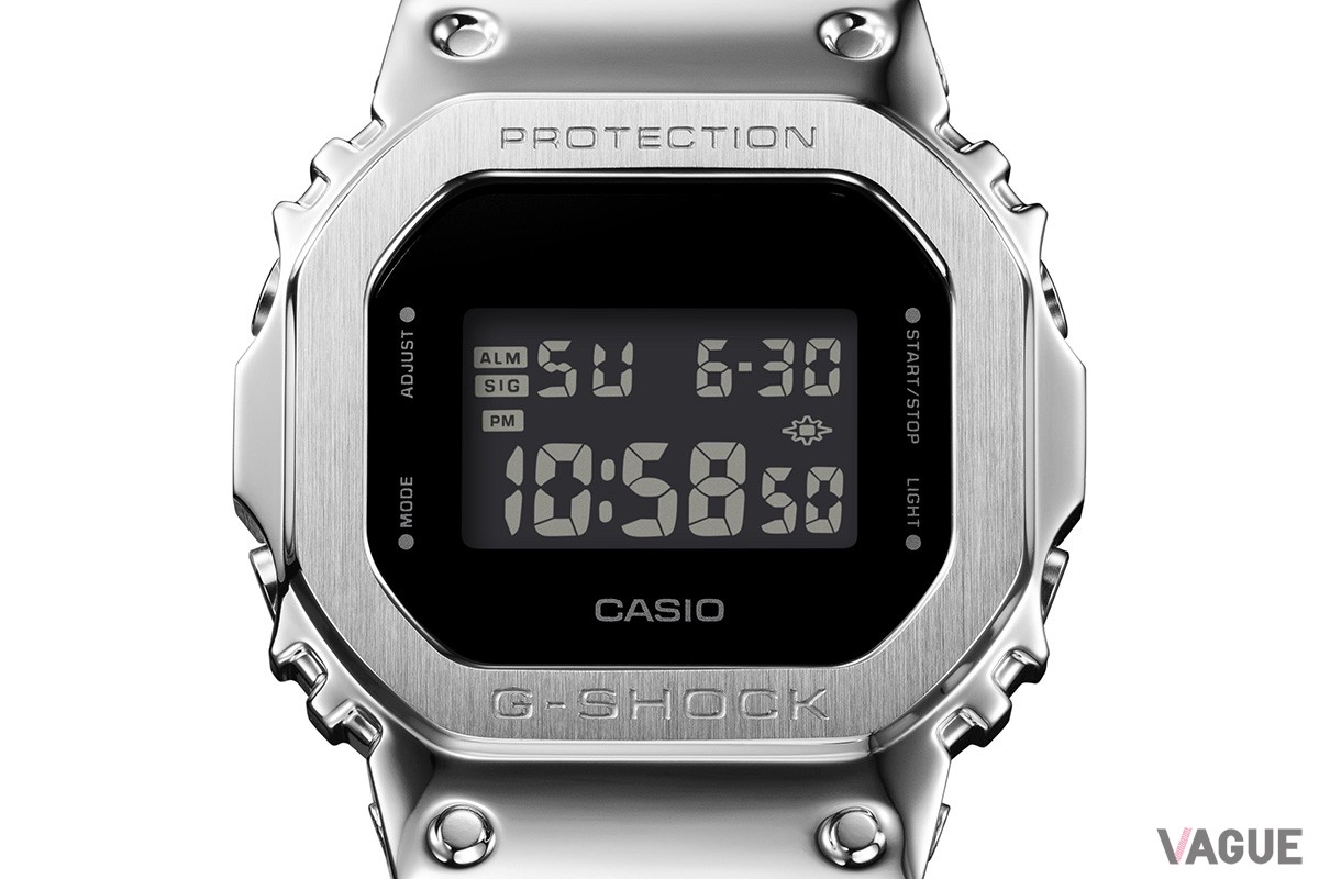 「CASIO G-SHOCK FINE METALLIC SERIES」シルバー×ブラックダイヤルモデル（品番：GM-5600YM　3万7400円、消費税込）