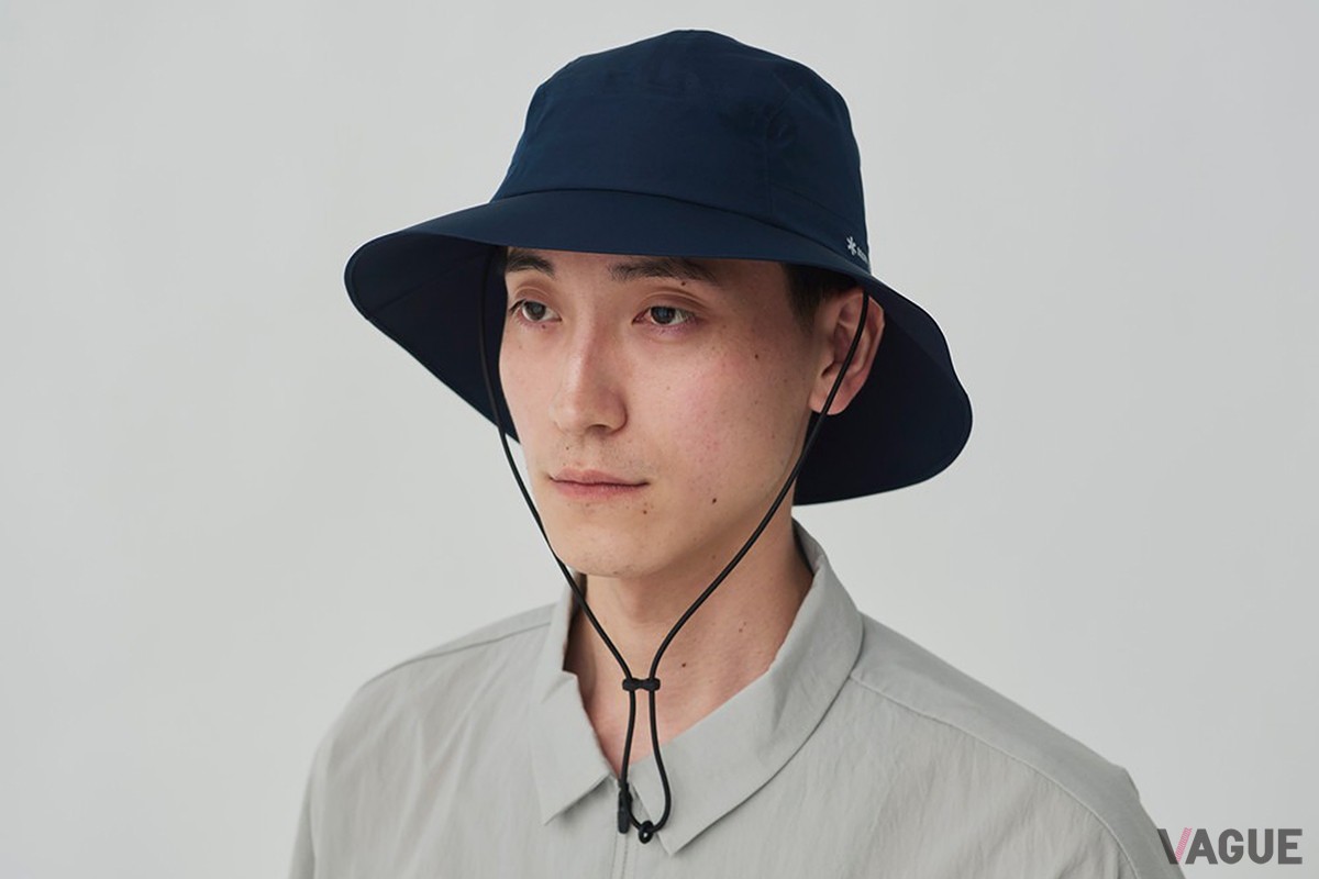 「GORE-TEX Rain Hat」ネイビー。ゴムスピンドル＋ベルクロで細かくフィット感を調整できる