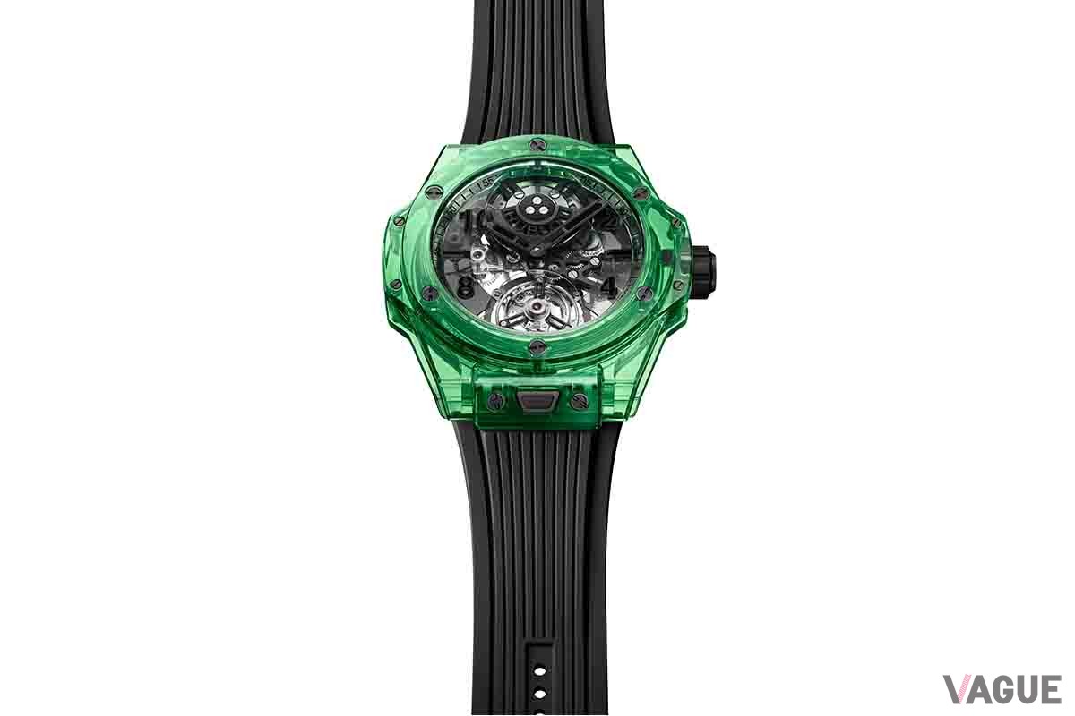 ストラップはダイヤルのイメージに合わせてブラックラバーを採用。バックルにはブラックセラミックとチタニウムを採用、縦方向のストライプが躍動感をプラス