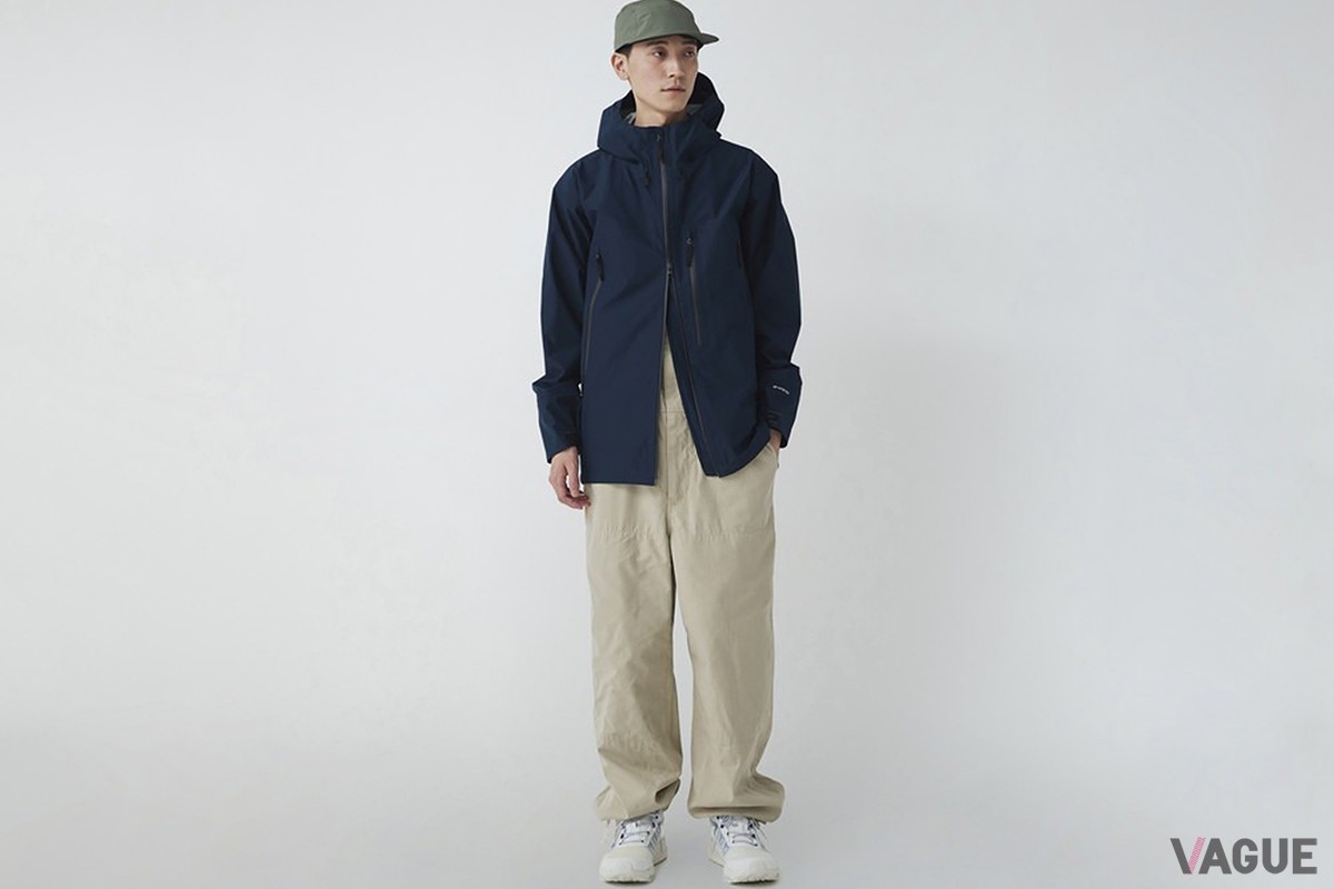 「GORE-TEX Rain Jacket」ネイビー。日常生活にも取り入れたくなる