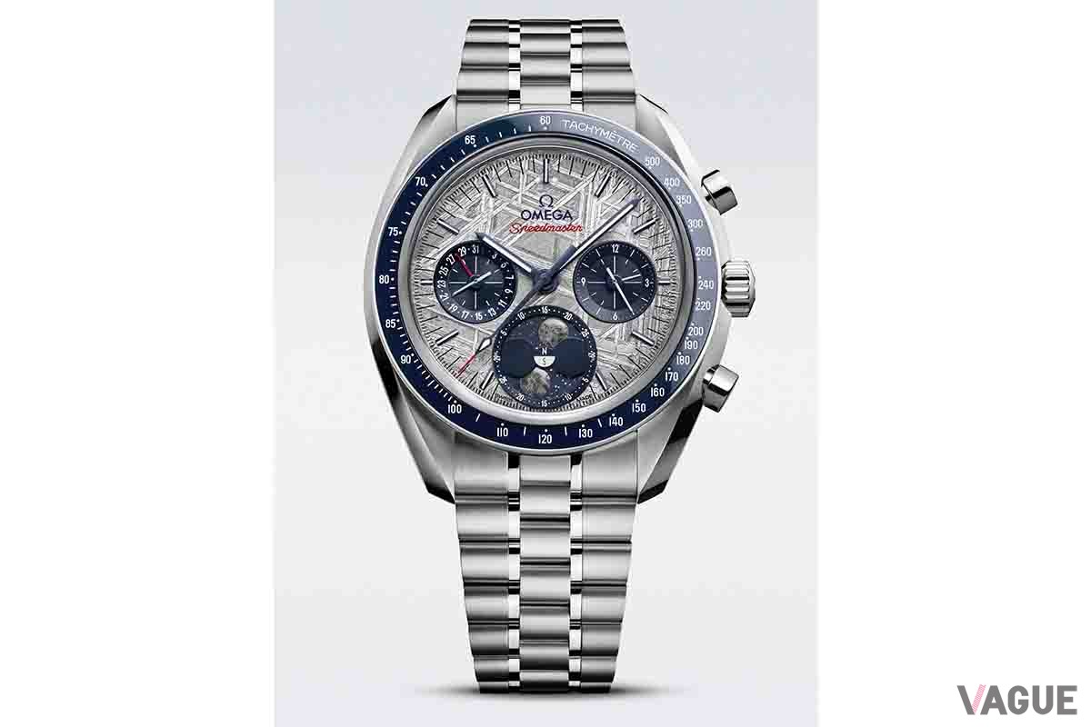 グレーダイヤルモデルでは鮮やかなブルーが印象的。クロノグラフ秒針と日付表示針、“Speedmaster”の赤色がアクセントになっている