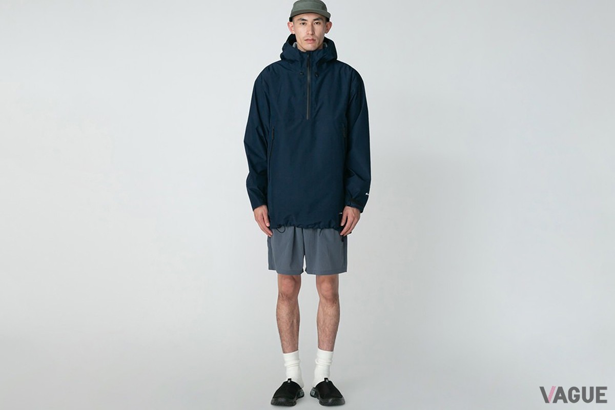 「GORE-TEX Rain Pullover」ネイビー。普段使いもしたくなる万能デザイン