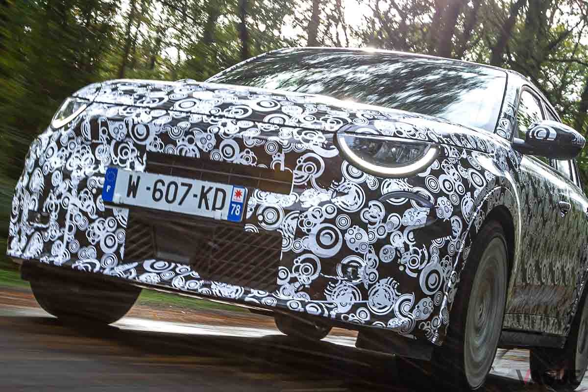 開発中の高性能コンパクトハッチバックEV、アバルト新型「600e」