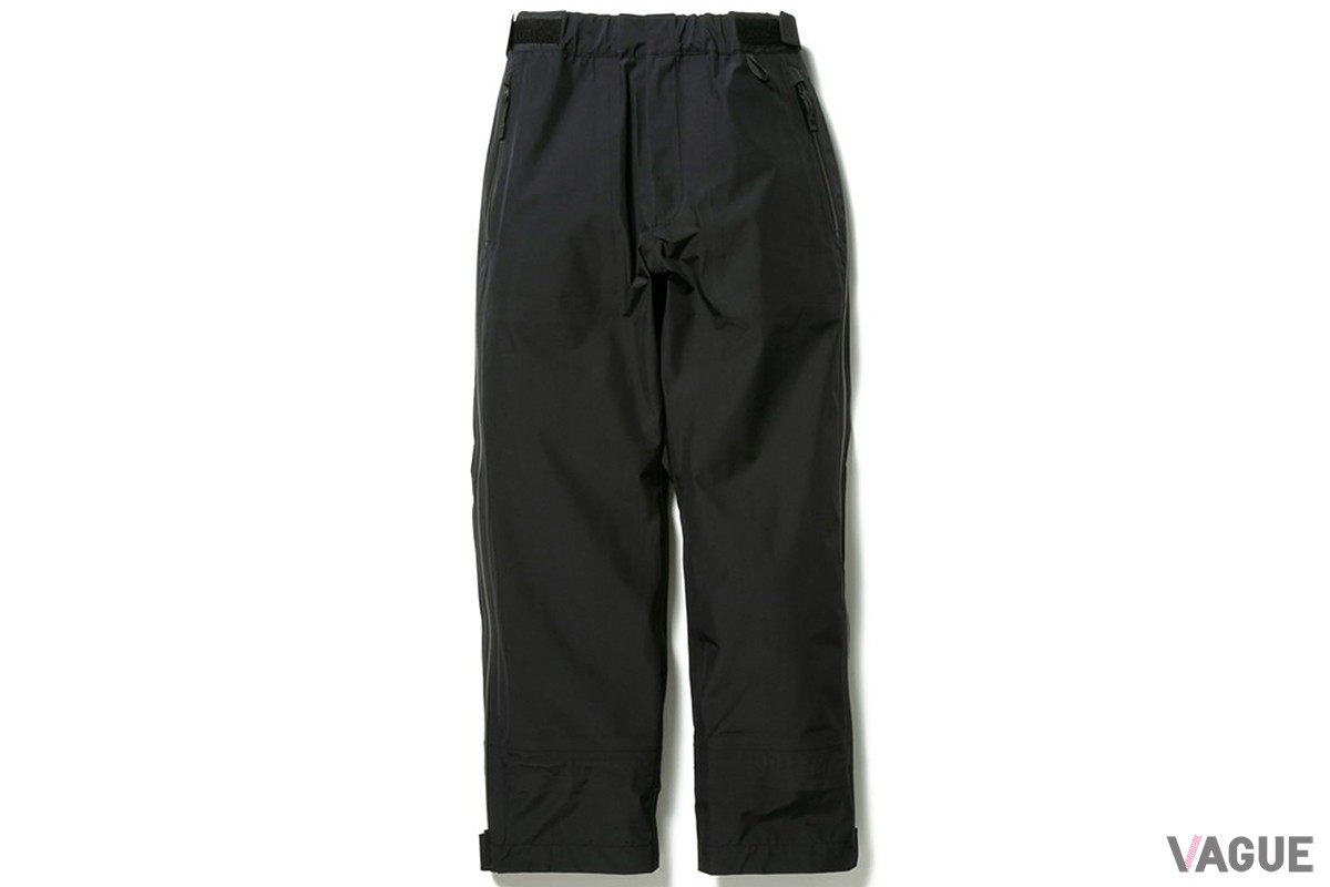 「GORE-TEX Rain Pants」ブラック。裾は絞ることでブーツへの浸水もしっかりとガードできる