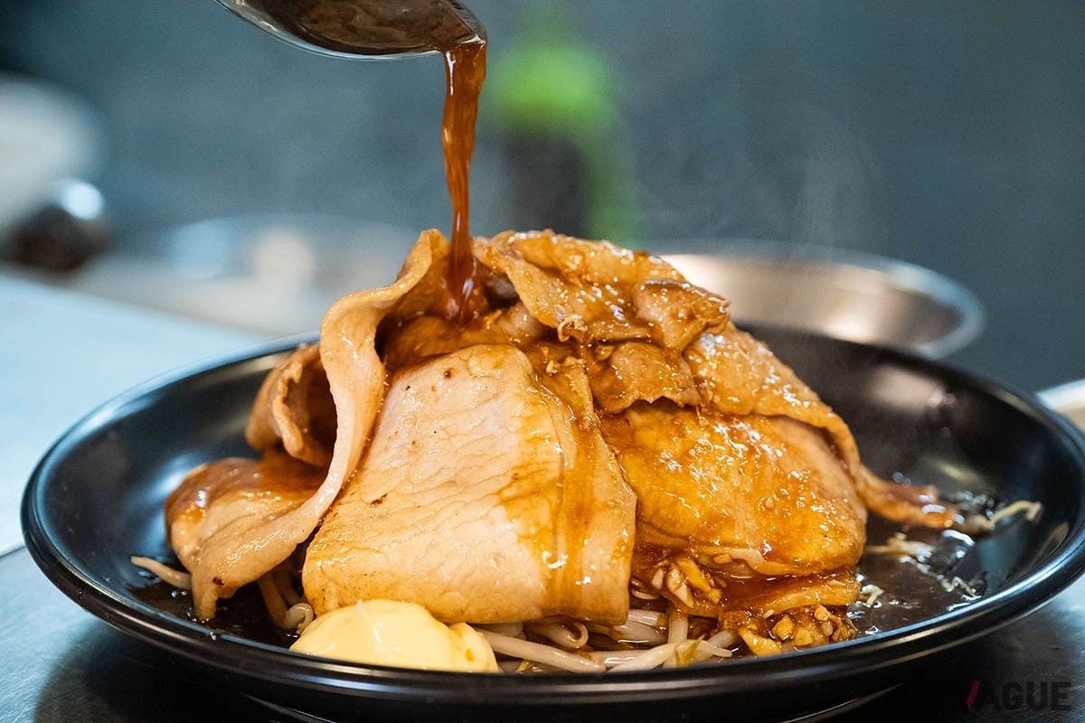 焼いた肉の上に特製のタレをたっぷりかけて完成。香りがもうたまらない！