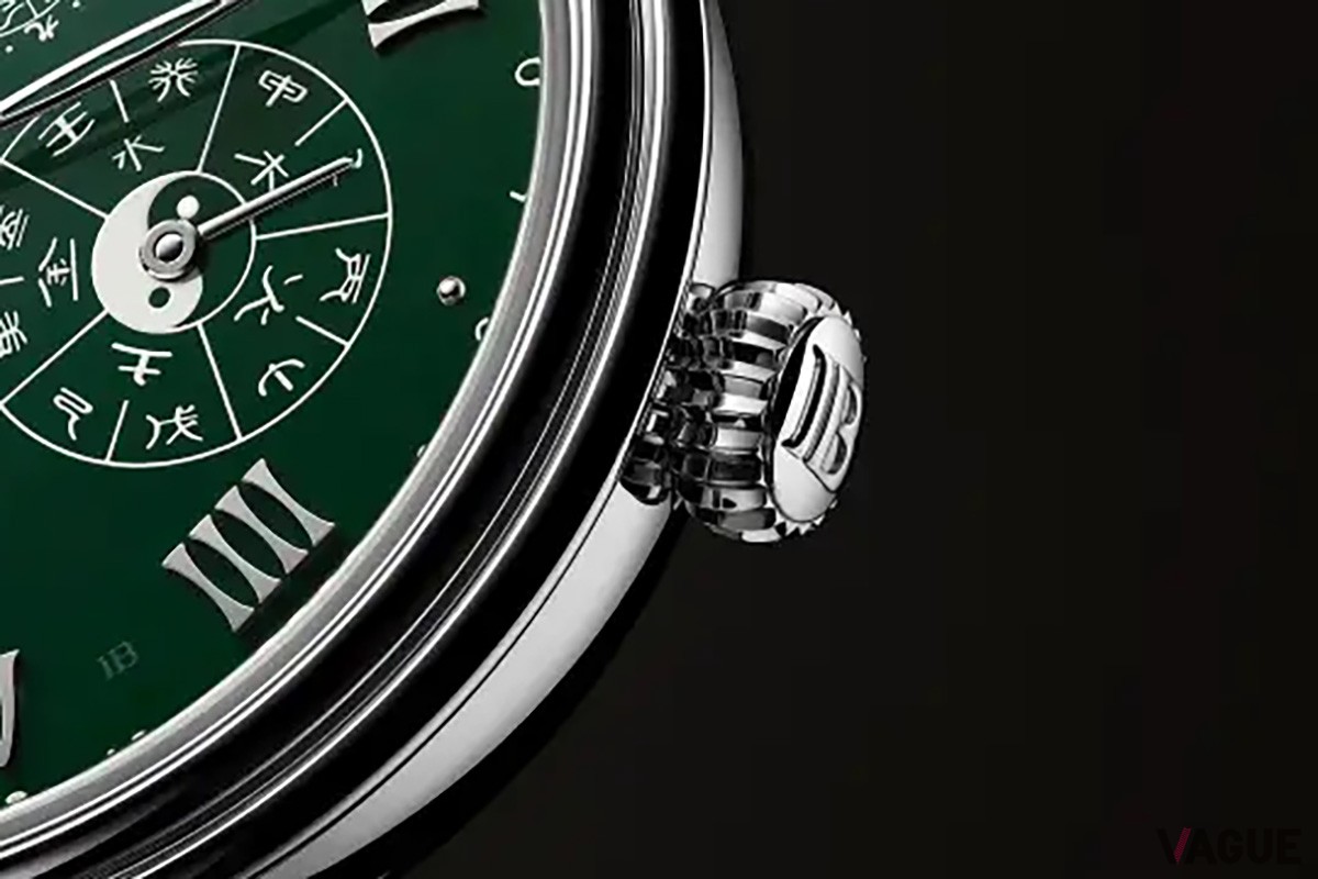 レッドゴールドだった辰年モデルに対し、巳年はプラチナ製ケースとなりグリーンのダイヤルとの組み合わせは初となる