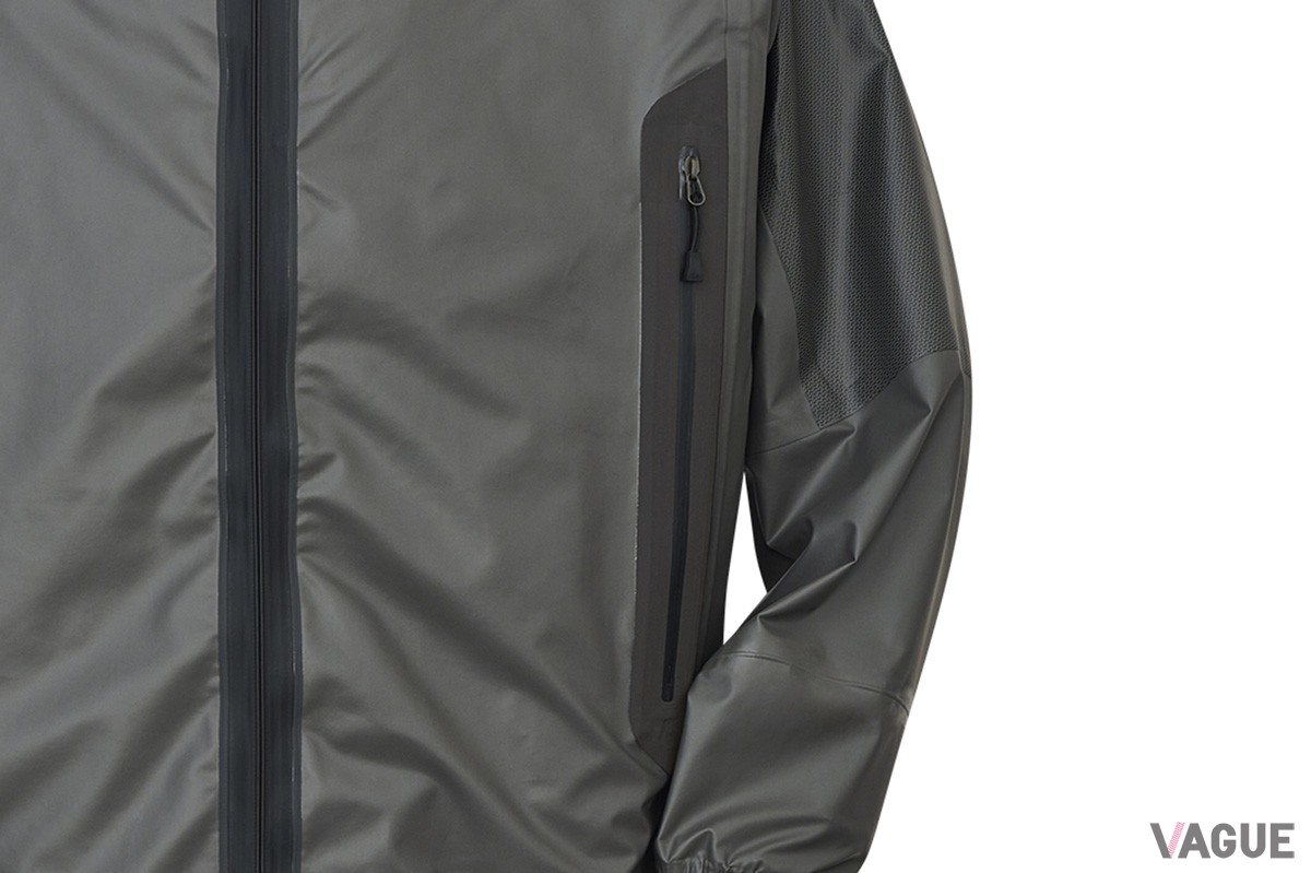 YKKが開発した新構造の止水ファスナー“AquaGuard Tightened”を初採用したレインジャケットで快適なフィッシングを楽しめる