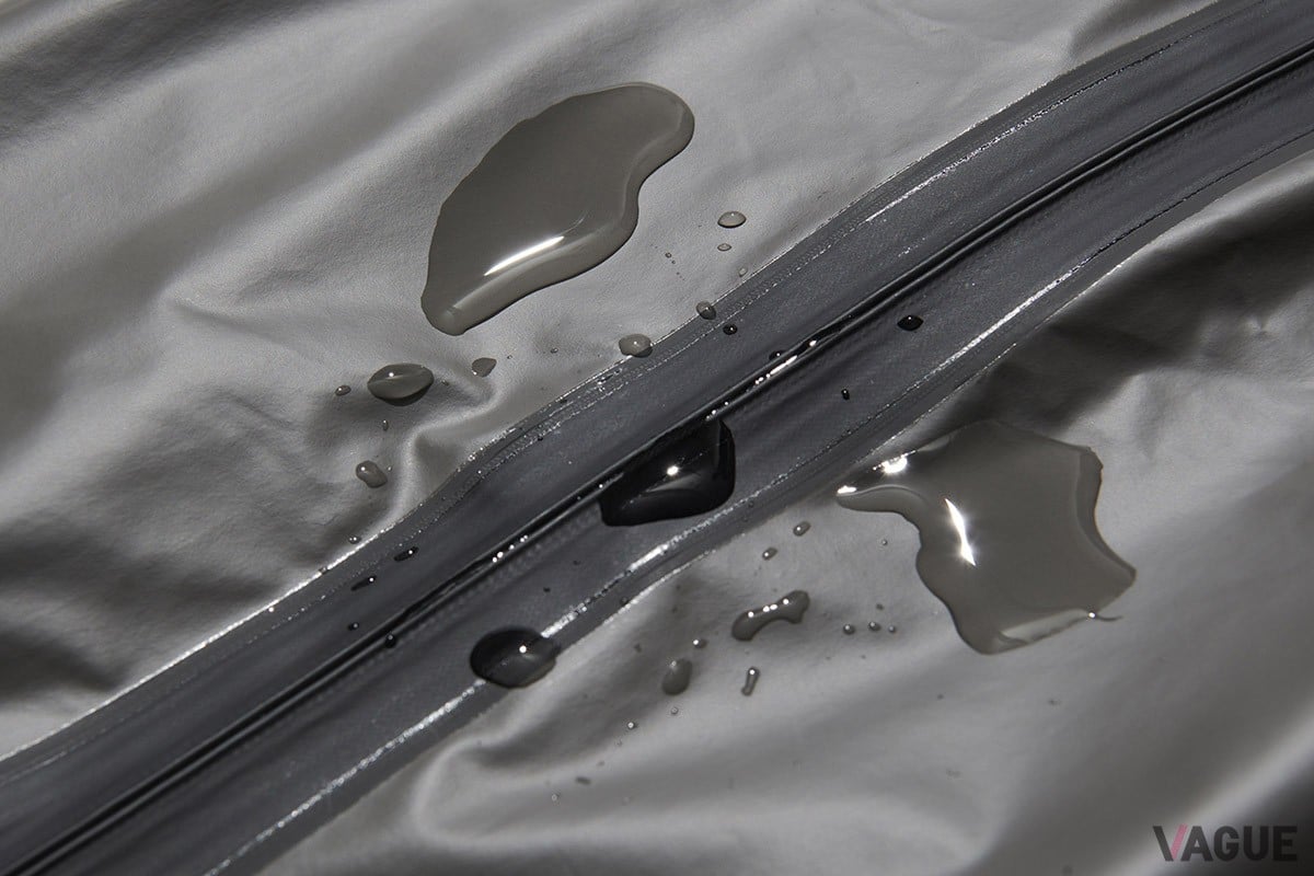 生地、ファスナーとも高い防水性を持ち、いつでもドライで快適な着心地で釣りに集中できる