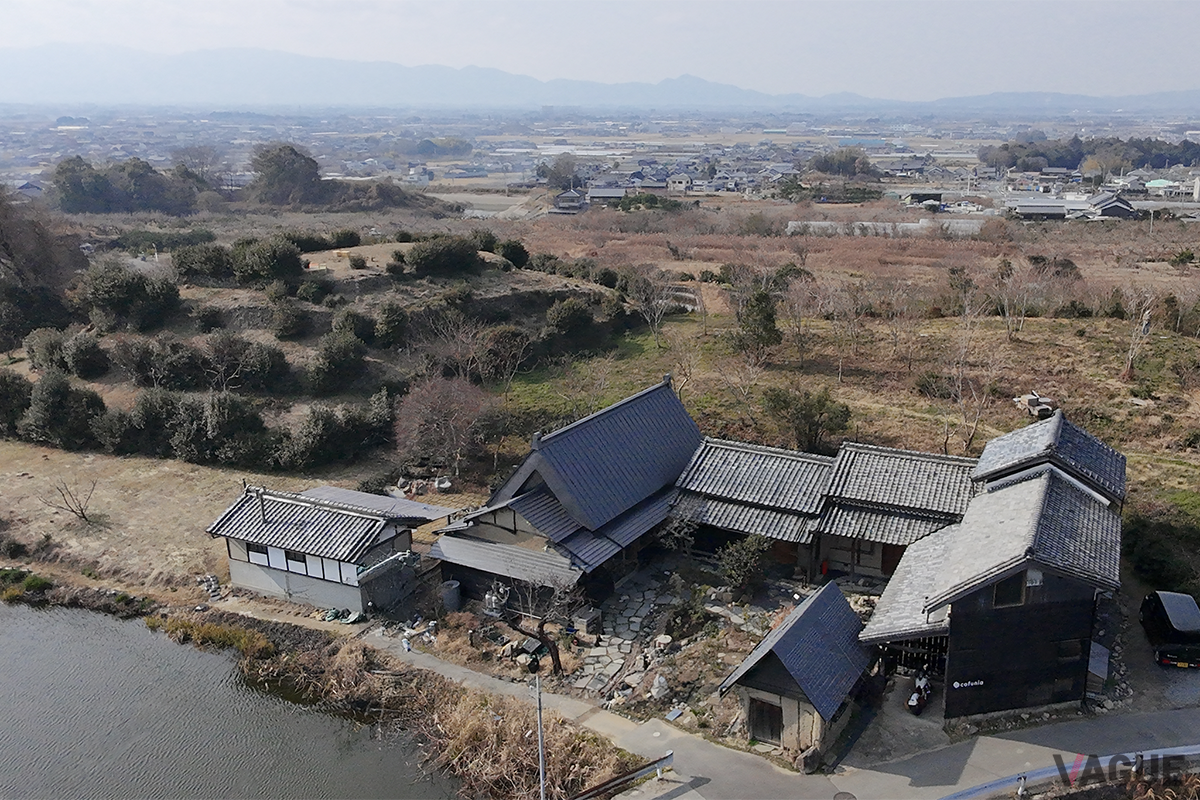 前方後円墳の麓に建つ古民家宿
