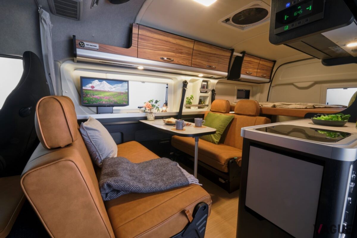 重厚な歴史や落ち着きを感じるウッドカラーを基調
