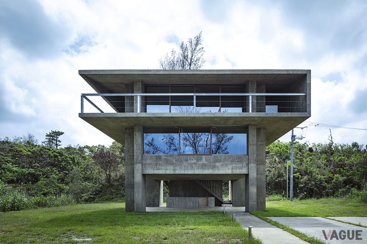 自然の中にポツンとたたずむモダンな建築様式