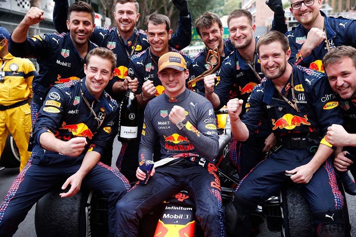 2021年のモナコGPにて勝利を祝うマックス・フェルスタッペン（中央）とチームメンバー