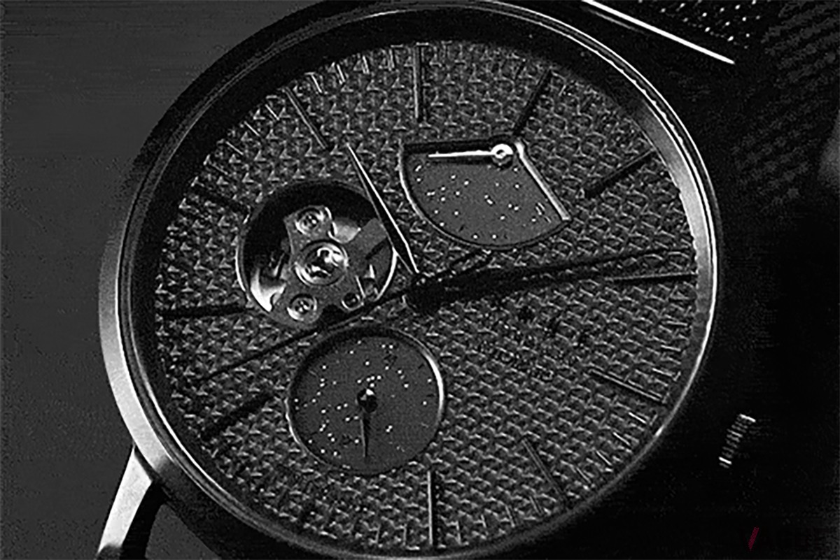 ダイヤルの複雑なパターンが光の当たり方によって表情の変化を生みだす