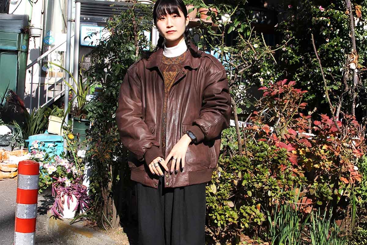 ブラウンなどの暖色系のコーデをクールなグレーで締める（A1100GGV-8JF）