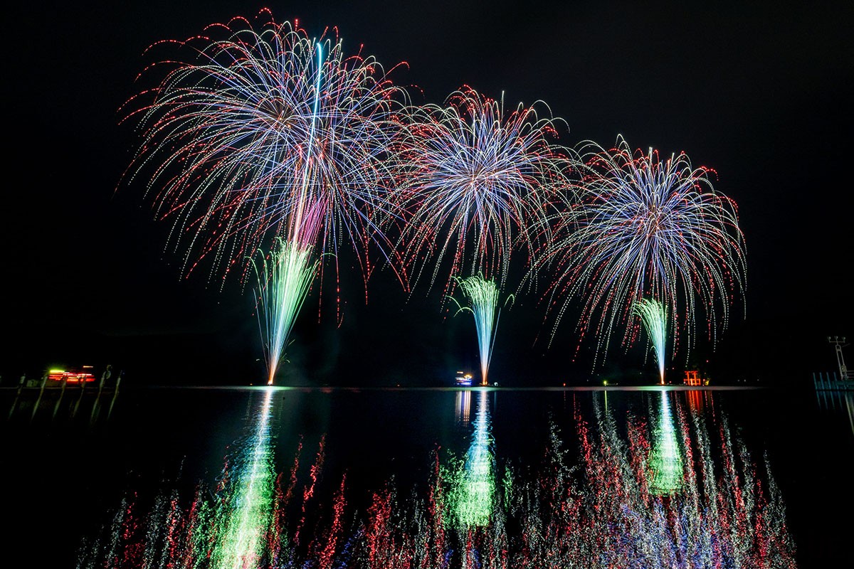 芦ノ湖で行われた花火大会の様子