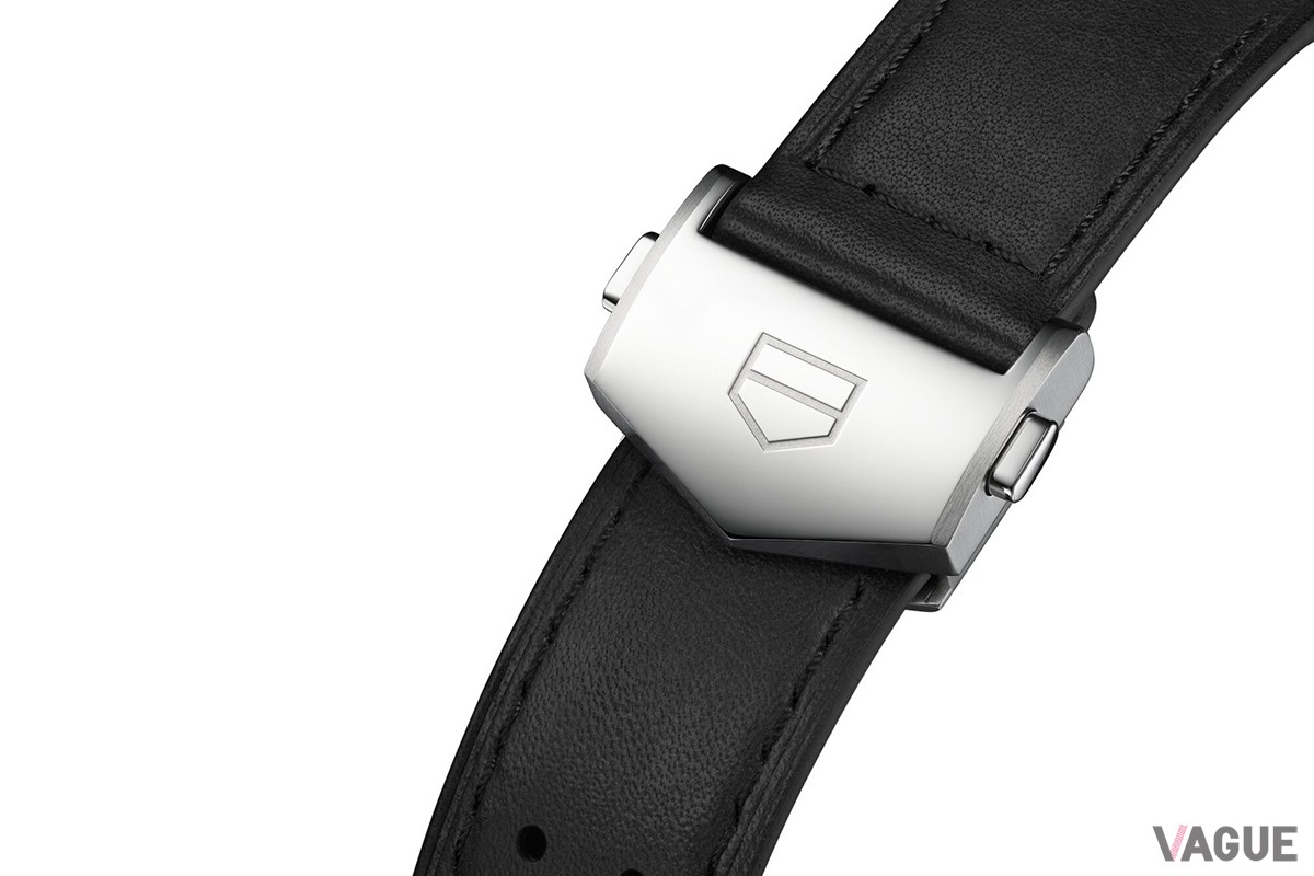 2本ともブラックのカーフストラップを採用。パンチング加工がスポーティな魅力を放つ