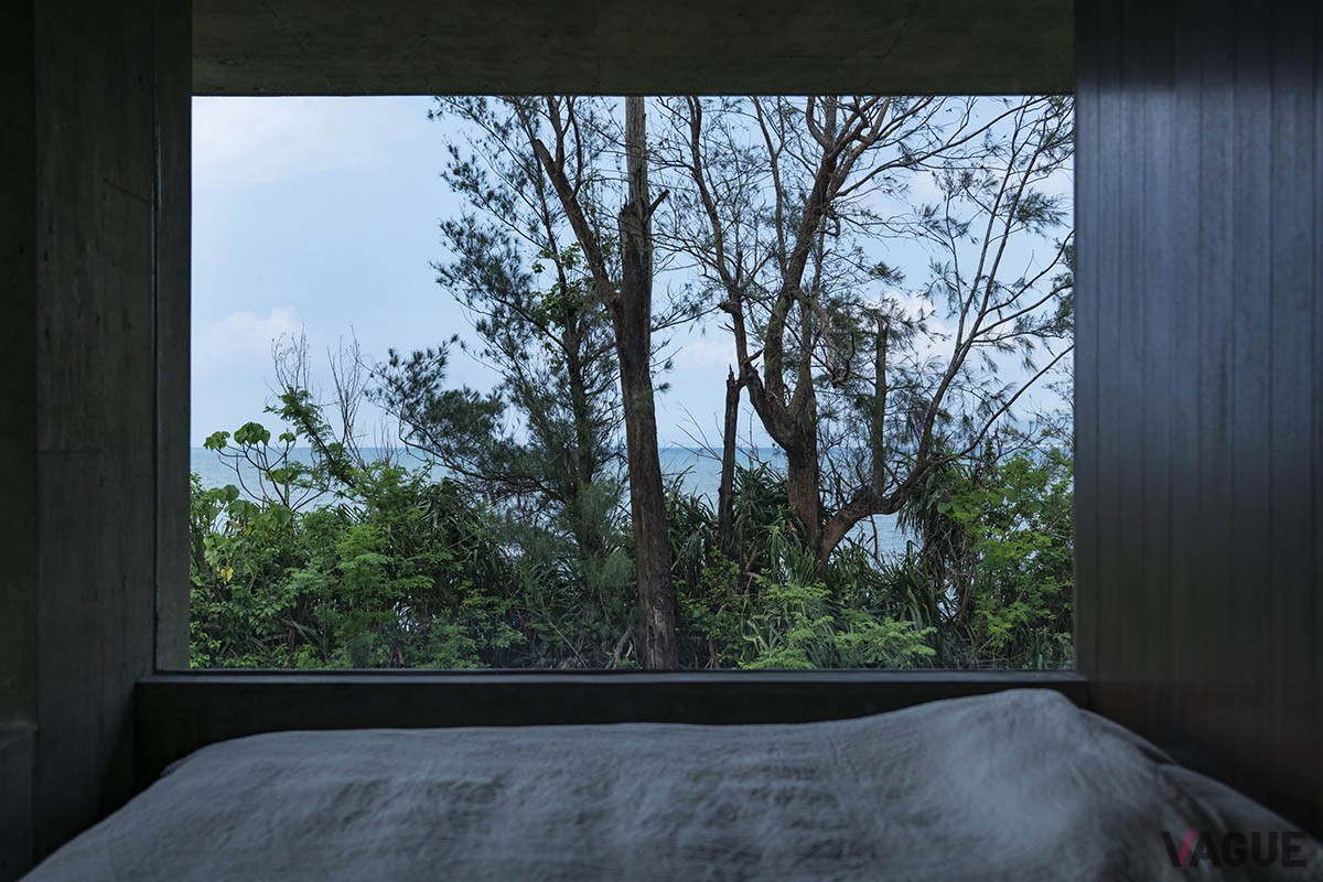 ベッドルームからは海や森を眺めることができる