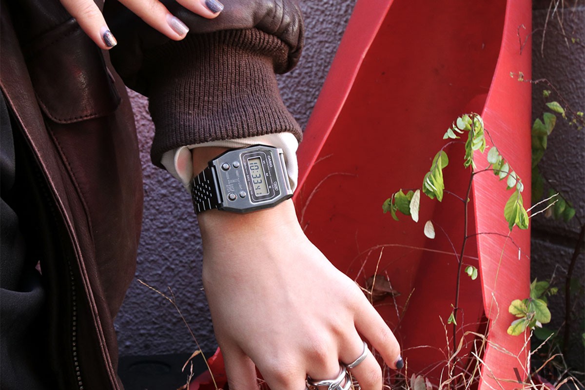 ブラウンなどの暖色系のコーデをクールなグレーで締める（A1100GGV-8JF）