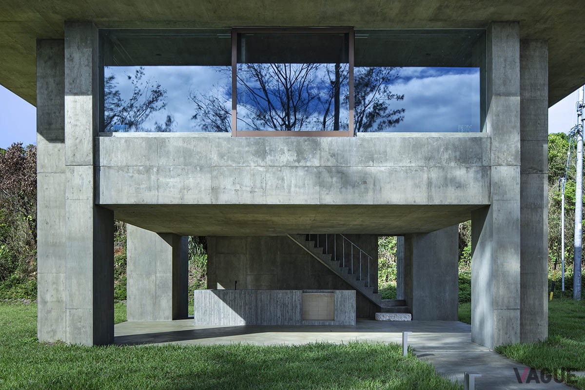 自然の中にポツンとたたずむモダンな建築様式