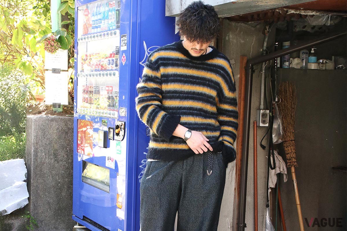 リラックススタイルにもクールさとレトロさを兼ね備えたグレーモデルがマッチ（A1100GGV-8JF）