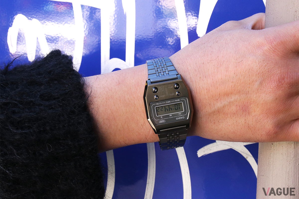 リラックススタイルにもクールさとレトロさを兼ね備えたグレーモデルがマッチ（A1100GGV-8JF）