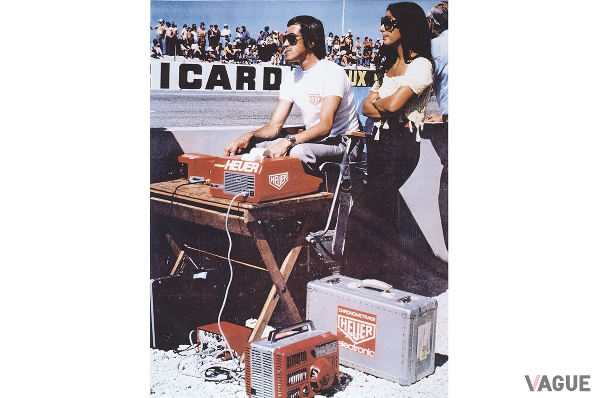 1974年モナコでのジャン・カンピチェ（中央）。“ル・マン・センチグラフ”の操作者として名を馳せ、“ピアニスト”との異名を持つホイヤーの社員である