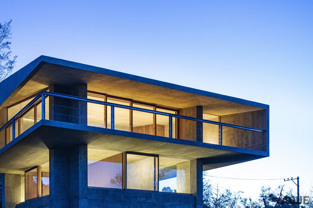 自然の中にポツンとたたずむモダンな建築様式